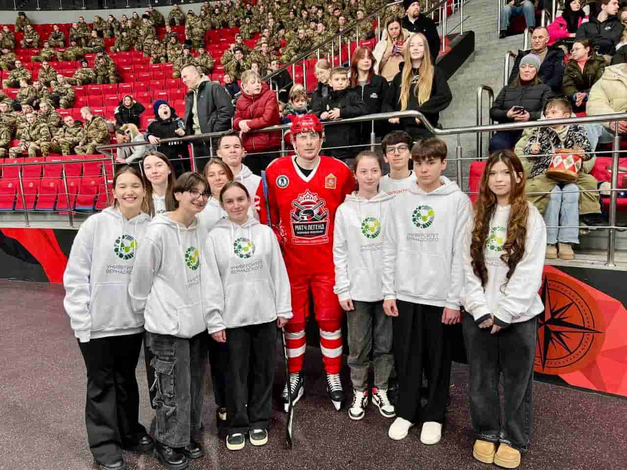 Легенды хоккея: волонтеры Университета Вернадского на хоккейном матче 